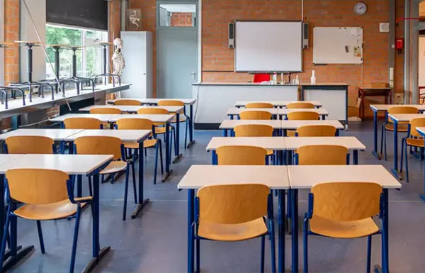 Modernen Klassenraum mit Blick auf die Tafel