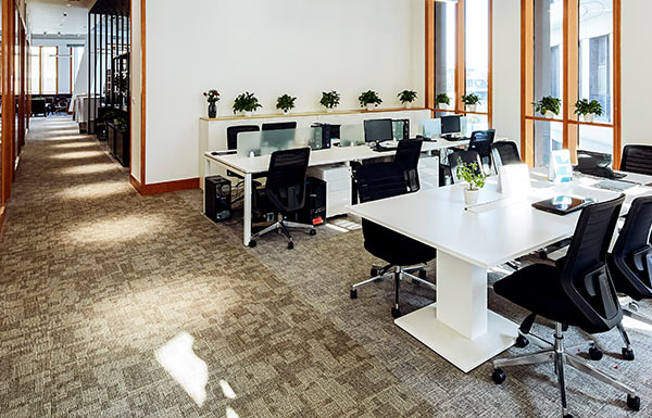 Offenes Büro mit Tischen und Drehstühlen